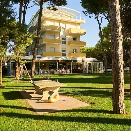 Aparthotel La Pineta Лидо ди Йезоло Екстериор снимка
