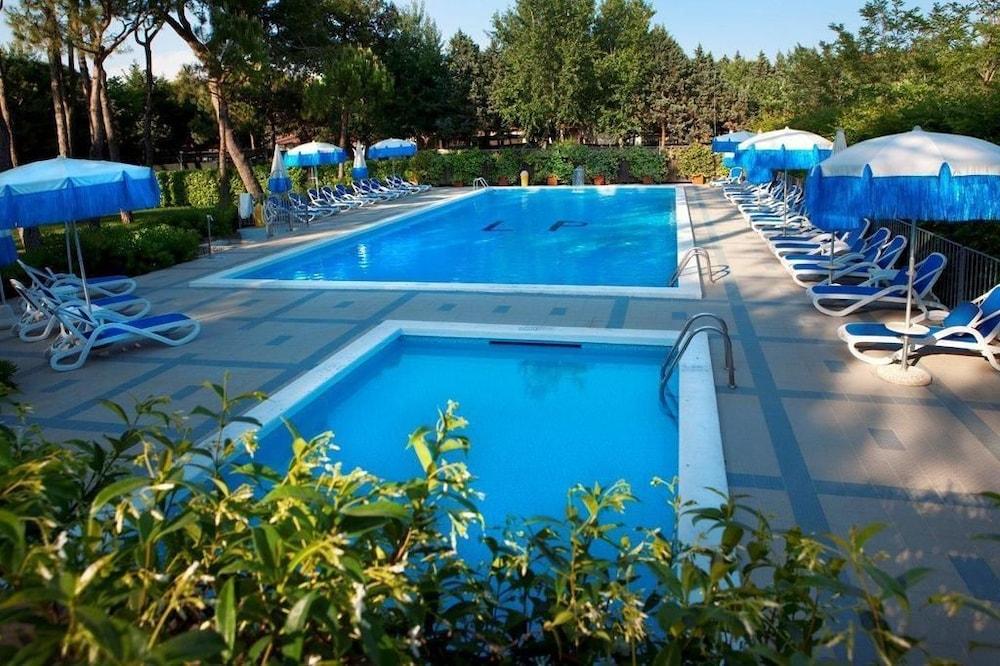 Aparthotel La Pineta Лидо ди Йезоло Екстериор снимка