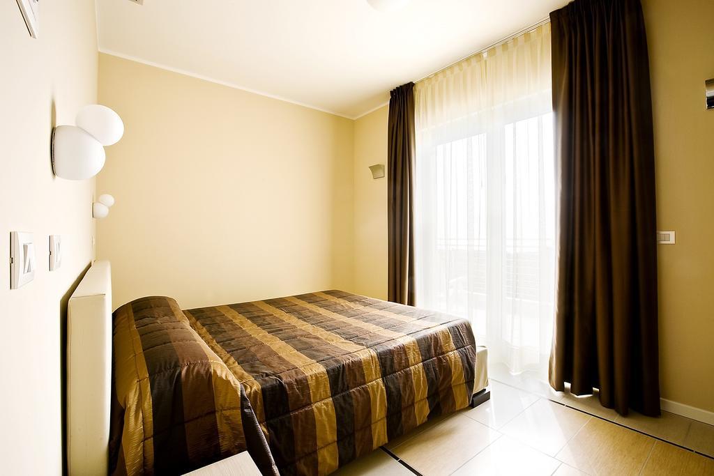 Aparthotel La Pineta Лидо ди Йезоло Екстериор снимка