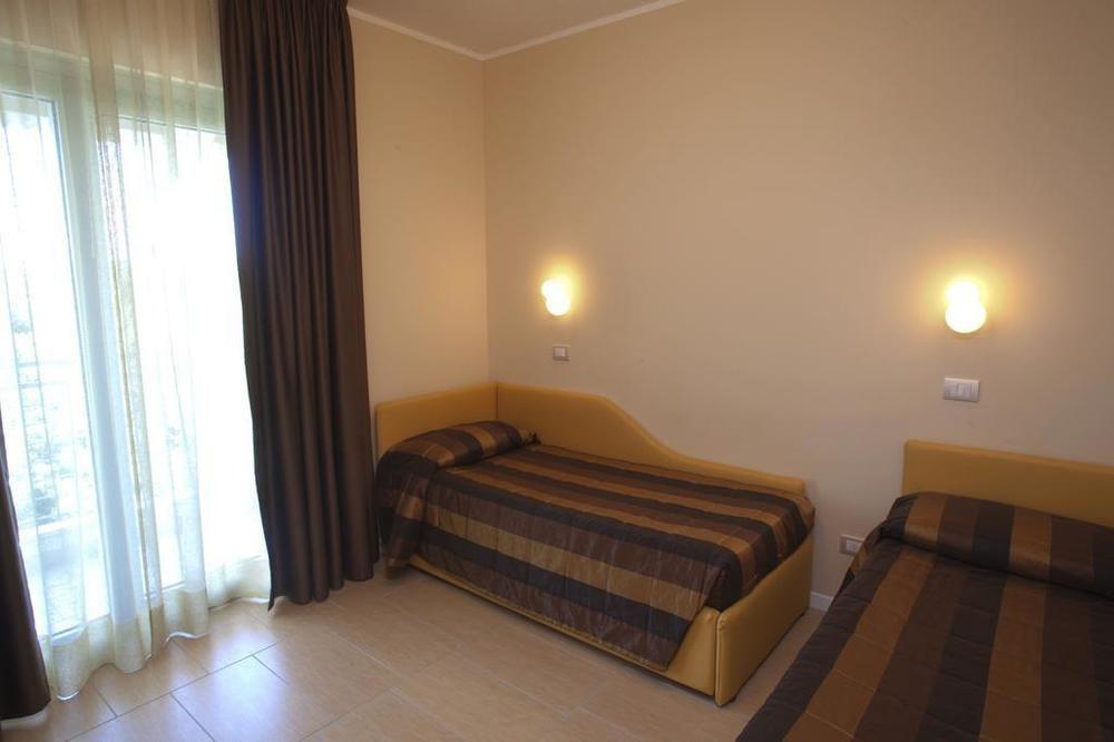 Aparthotel La Pineta Лидо ди Йезоло Екстериор снимка
