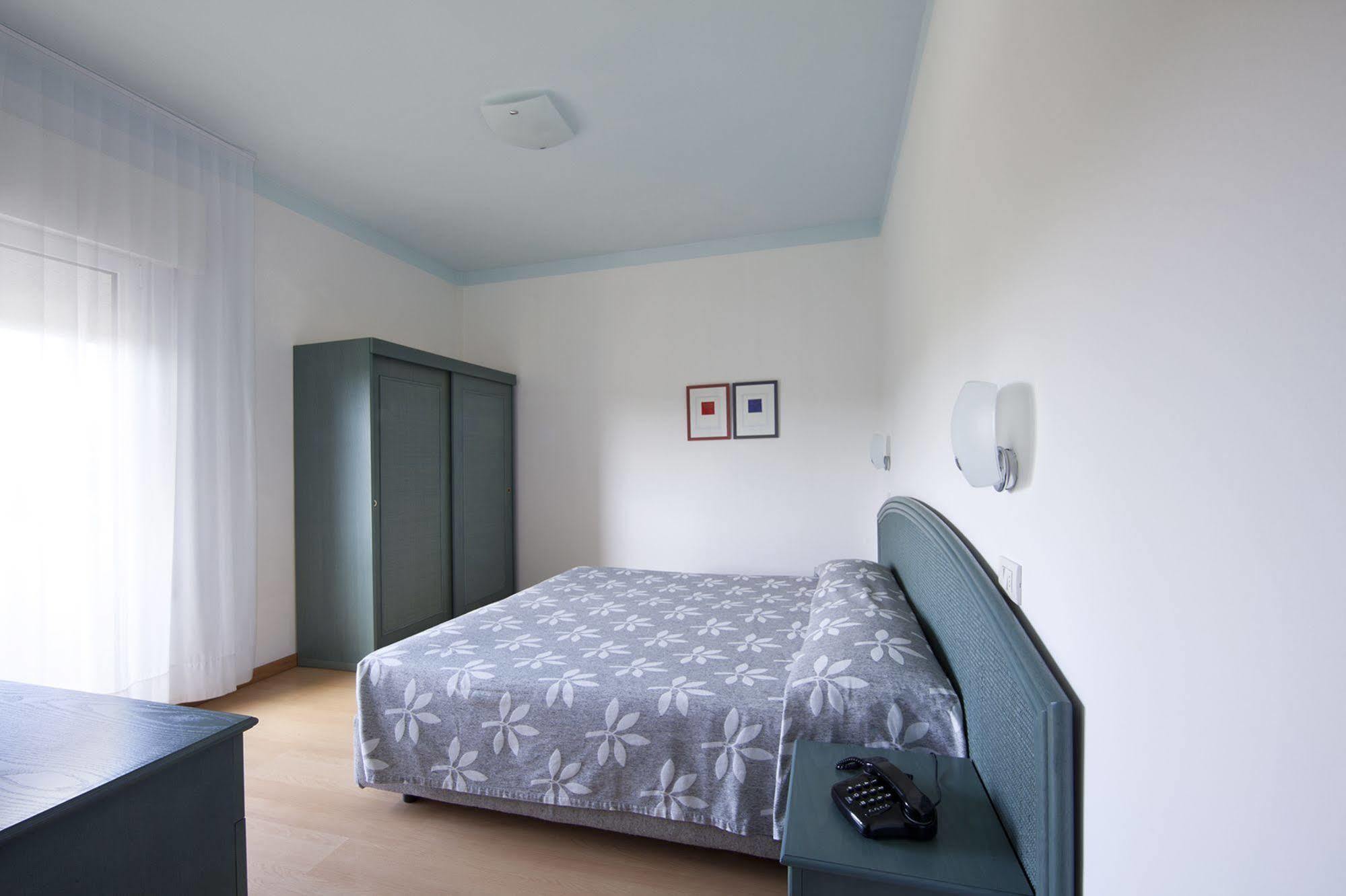 Aparthotel La Pineta Лидо ди Йезоло Екстериор снимка