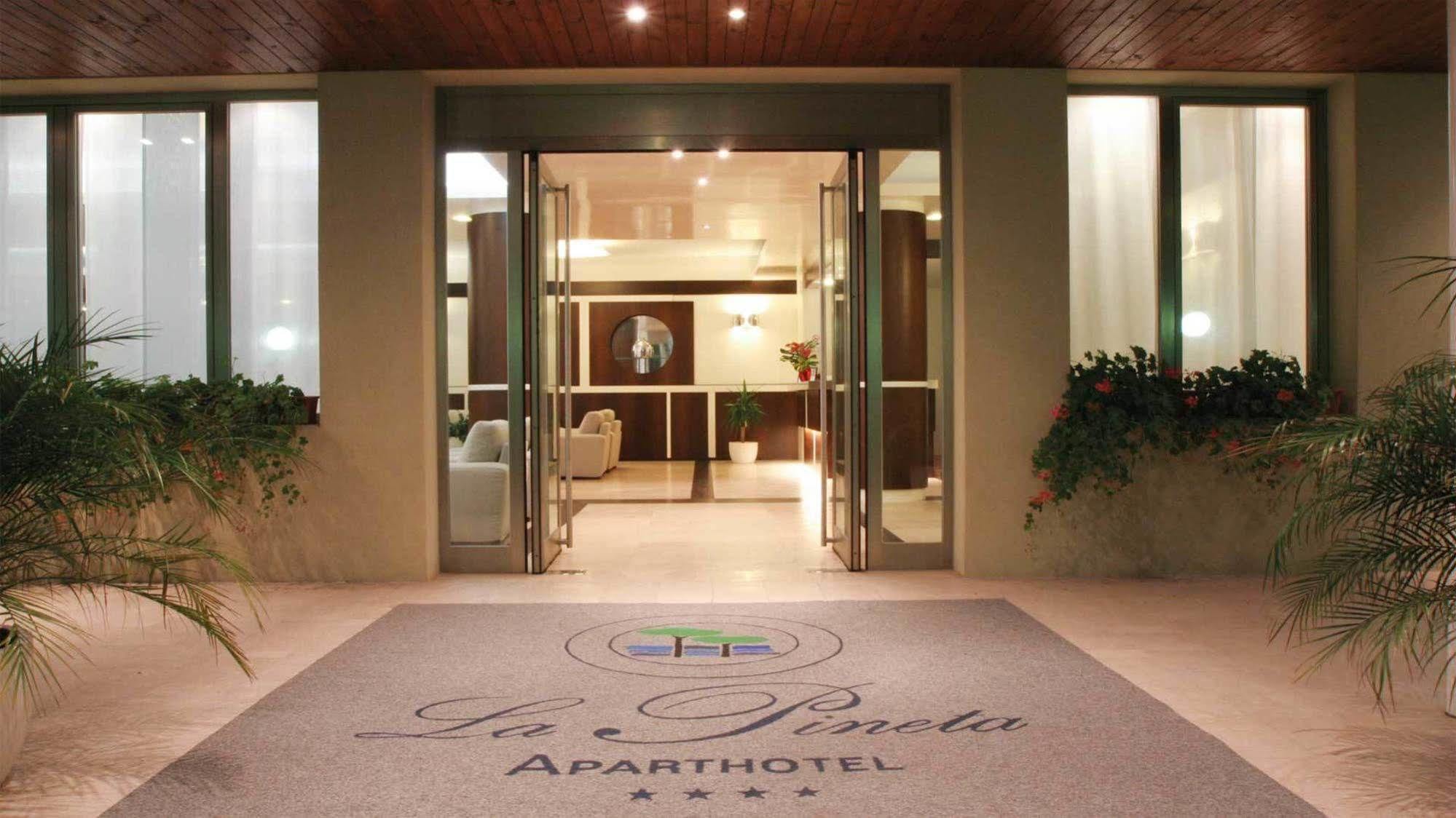 Aparthotel La Pineta Лидо ди Йезоло Екстериор снимка