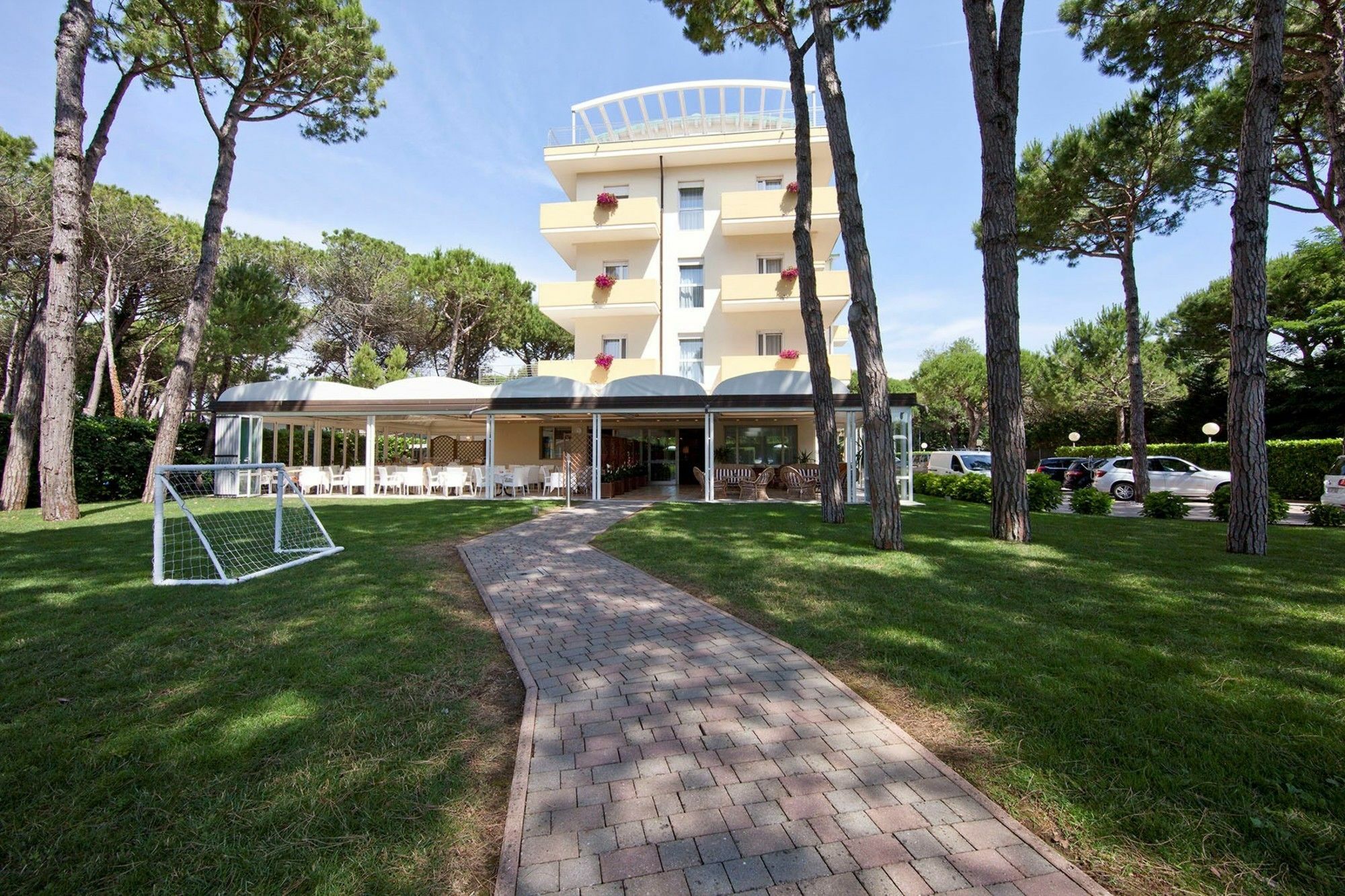 Aparthotel La Pineta Лидо ди Йезоло Екстериор снимка